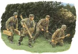 Go to product DRAGON 6127 - 1:35 Hedgerow Tank Hunters Fallschirmjager 1944