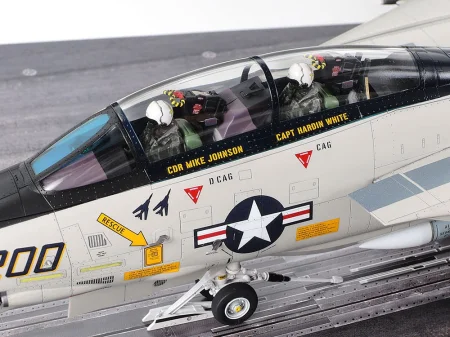 TAMIYA-61122-Grumman-F-14A-Tomcat (9).jpg