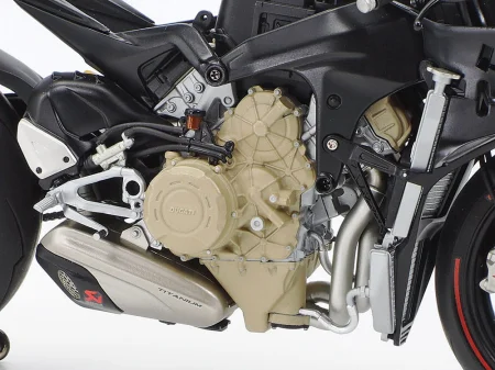 Tamiya-14140-Ducati-Superleggera-V4 (5).jpg