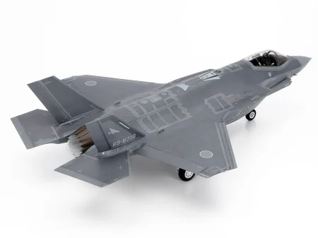 Tamiya-61124-F-35A-Lightning II (3).jpg