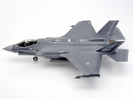 Tamiya-61124-F-35A-Lightning II (4).jpg