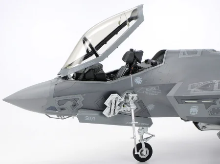 Tamiya-61124-F-35A-Lightning II (9).jpg