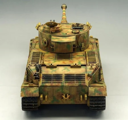Amusing-Hobby-35A051-Tiger -P-w-interior (10).jpg