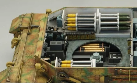 Amusing-Hobby-35A051-Tiger -P-w-interior (12).jpg