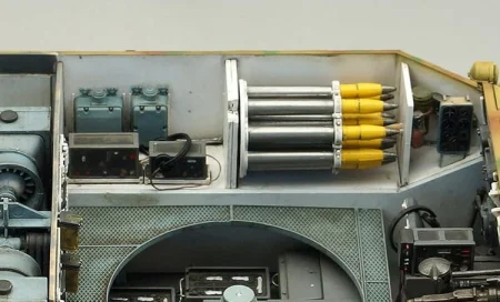Amusing-Hobby-35A051-Tiger -P-w-interior (13).jpg