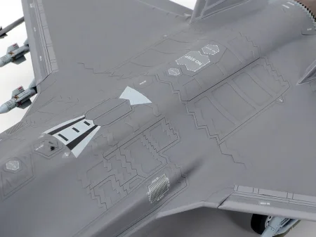 Tamiya-60792-F-35A-Lightning-II (10).jpg