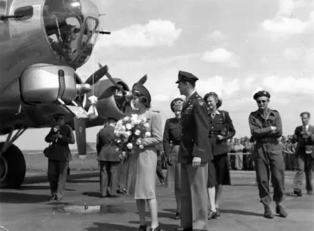 HKM-01E044-B-17G-Flying-Fortress-Rose-of-York (6).jpg