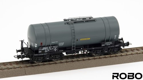 Go to product Robo 110440 H0 - Tank car type 406Rb, P.E.C., PKP ep. IV