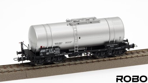 Go to product Robo 120461 H0 - Tank car type 406Rb, P.E.C., PKP ep.IV
