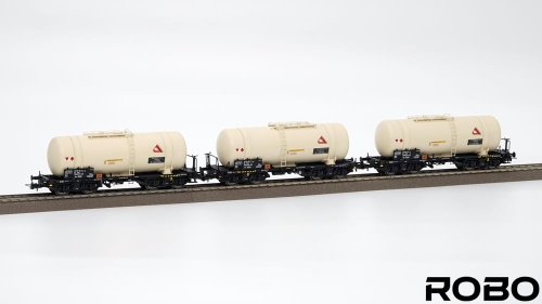 Go to product Robo 107510 H0 - Set of 3 tank cars type 406Rb PKP, Alcopegro ep. V
