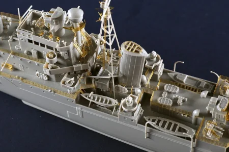 trumpeter-05366-hms-naiad (12).jpg
