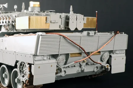 Trumpeter-00966-Leopard-2A6 (4).jpg