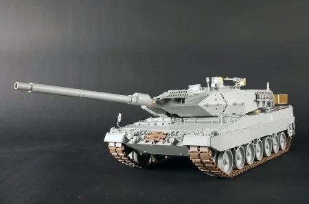 Trumpeter-00966-Leopard-2A6 (20).jpg