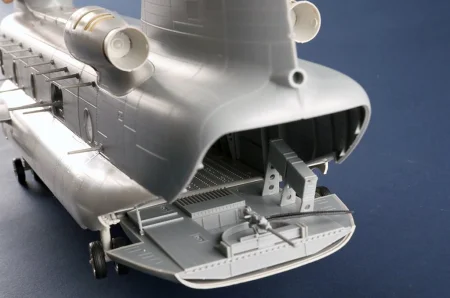 Trumpeter-05113-ACH-47A-Armored-Chinook (7).jpg
