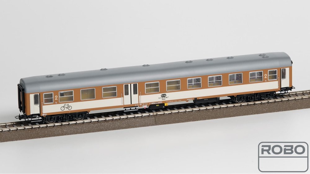 robo-272321-wagon-pkp-609a-stacja-katowicehaki-rowerowe-oraz-rowery.jpg