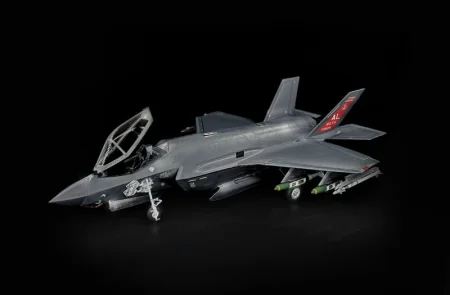Italeri-2836-F-35A (3).jpg