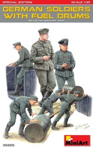 MINIART 35256 - 1:35 German Soldiers with fuel drums Special Edition