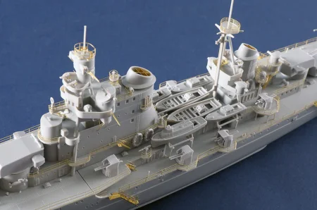 Trumpeter-05381-Italian-Heavy-Cruiser-Pola (8).jpg