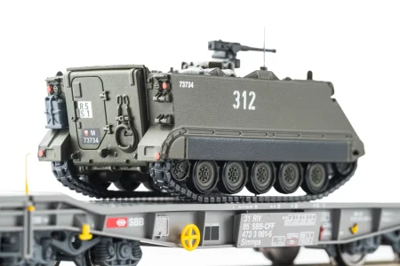 Piko 96280 H0 - Wagon platforma typu Slmmnps z transporterem M113, SBB-CFF, ep.V