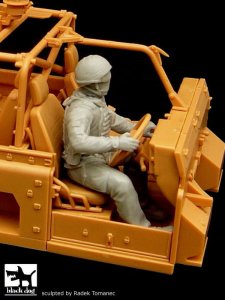 BLACK DOG F35027 - 1:35 British driver Defender Wolf Afghanistan
