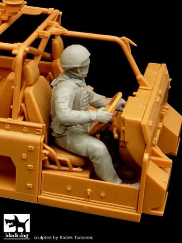 Go to product BLACK DOG F35027 - 1:35 British driver Defender Wolf Afghanistan
