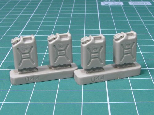 Go to product EUREKA XXL E-044 - 1:35 American, military water canisters
