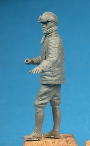 Go to product COPPER STATE MODELS CSM F32010 - 1:32 Gotha Bomber German Crew Member N.2