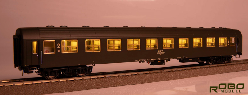 passenger car pkp in scale h0 from robo